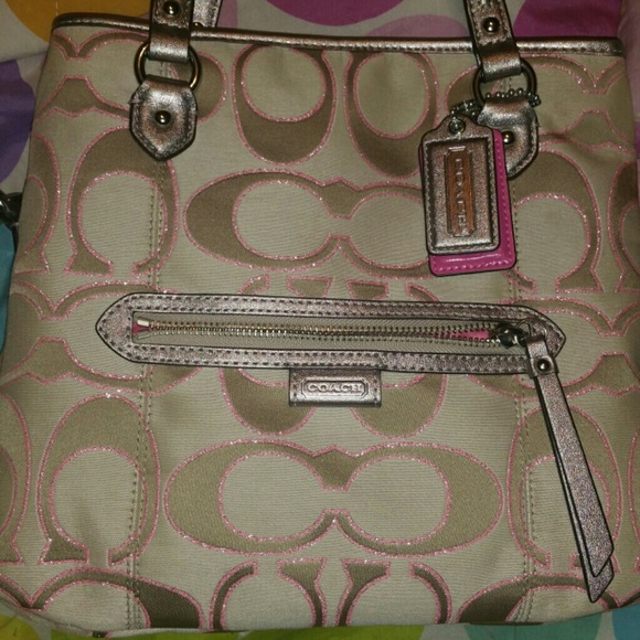 Coach purse authentic 100%. like new condition.