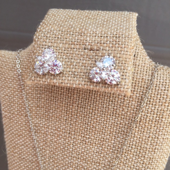 ❌SOLD❌Cross & Earrings - Picture 3 of 3