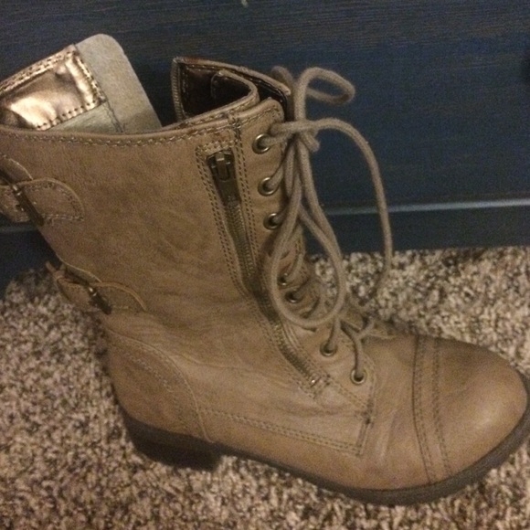 Cute zip up boots!