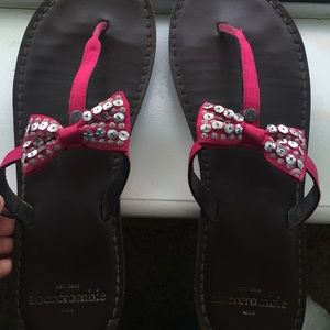 Abercrombie bow sandals !