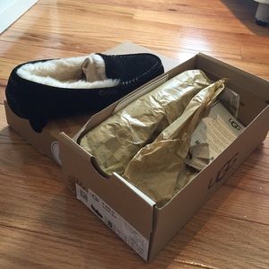 Brand new size 8 black Ugg slippers!