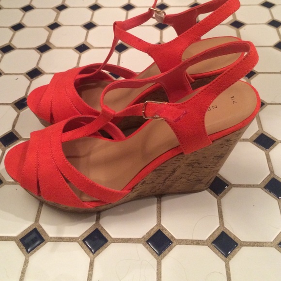 Bright orange wedge heel shoes - Picture 2 of 2