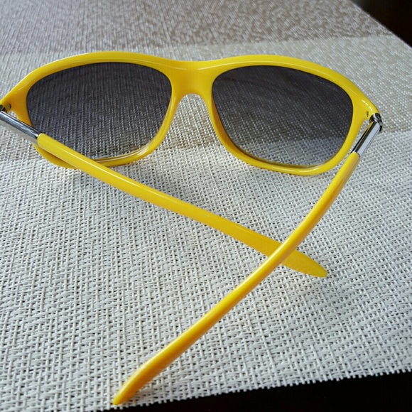 Prada sunglasses - Picture 3 of 4