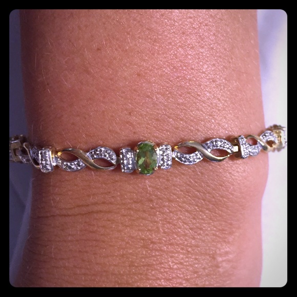 Jewelry - Beautiful gold and green bracelet