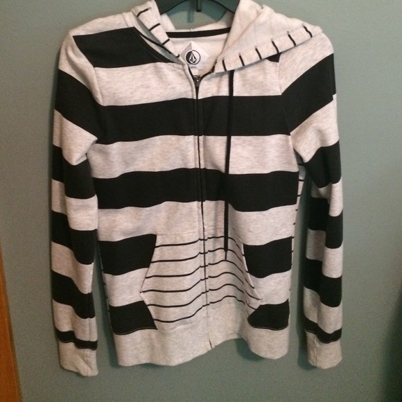 Volcom black and white sweatshirt