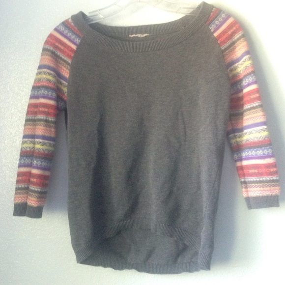 Cute grey top with tribal sleeves