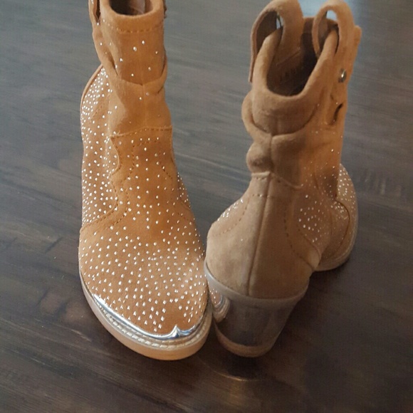 SUEDE BOOTIES