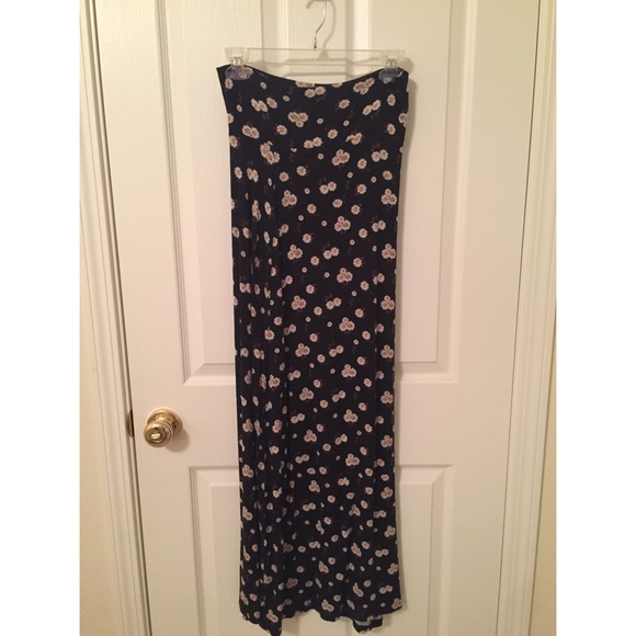 Black maxi skirt with daisies