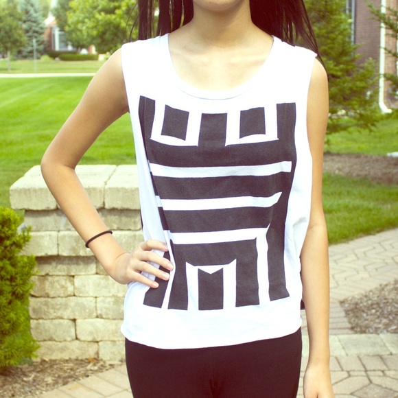 ❌SOLD❌Unique Black & White Patterned Tank