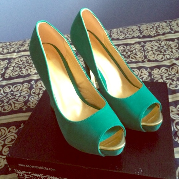 NEW Sea Green Peep Toe Pumps with Gold Accents