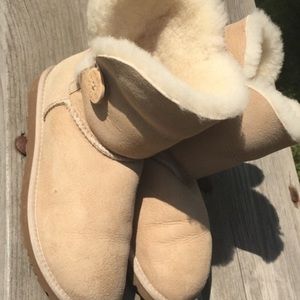 Traded with @Vieiranatlie83 Bailey button Uggs