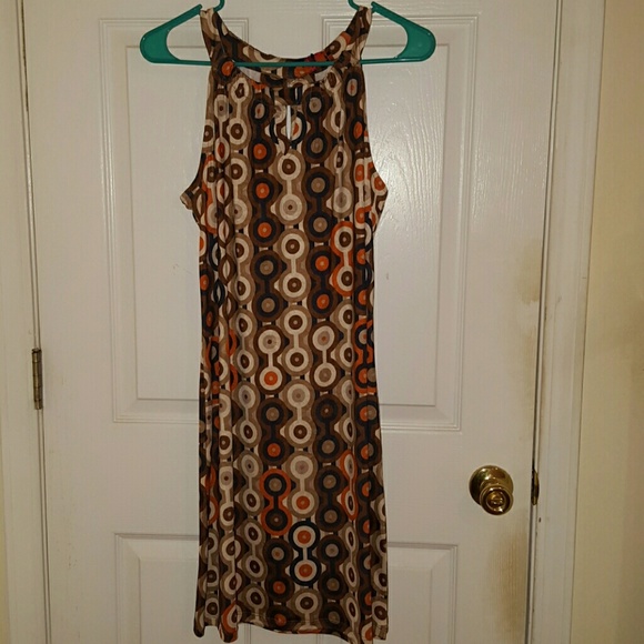 Sleeveless geometric print dress.