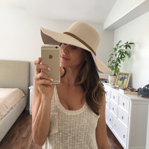 Sold β’ Light Beige Floppy Hat with Gold Chains - Picture 4 of 4