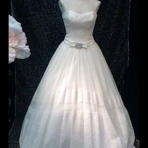 ST PUCCI STUNNING LACE WEDDING DRESS ONE OF A KIND