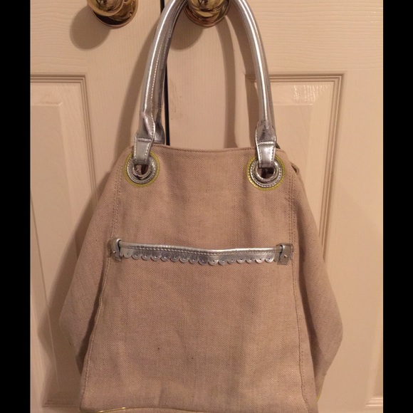 Great bag!Cream burlap color with silver handles.