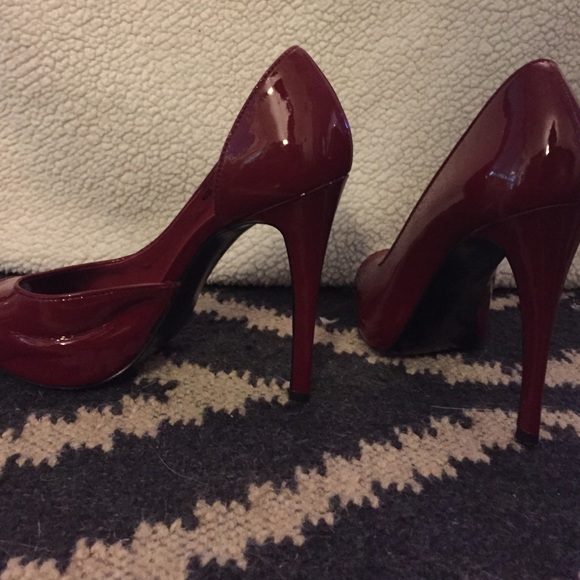 Red patent leather Bebe heels - Picture 2 of 2