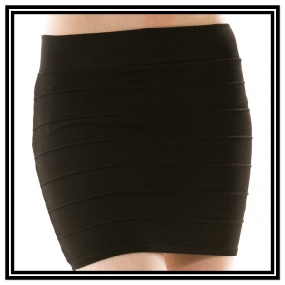 FESTIVAL READY BLACK MINI SKIRT - SMALL NWT - Picture 2 of 4