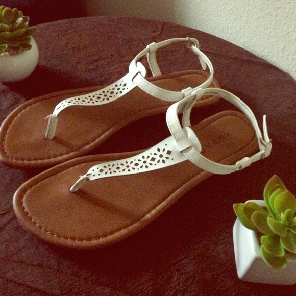 🌿Super cute white sandals!🌿