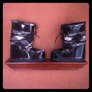 Burberry moon boots snow boots