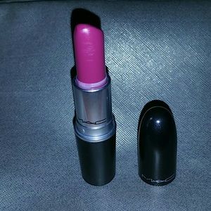 MAC LIPSTIC GIRL ABOUT TOWN