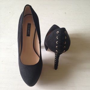 Super sexy black platform pumps!