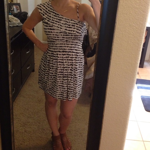 Adorable black & white spotted dress