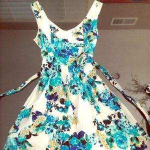 Cute Windsor White and Blue floral day dress