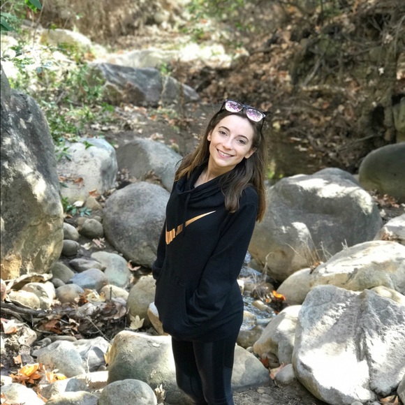 Meet your Posher, Lauren - Picture 5 of 5