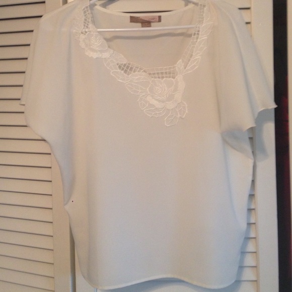 Cute Forever 21 White rose detailed chiffon top
