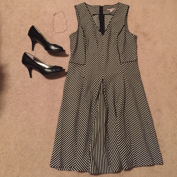 Banana Republic Dresses & Skirts - Banana Republic Black/White Fit and Flare Size 12