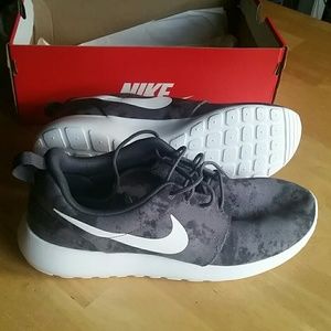 NEW Men's Nike Roshe one casual shoe