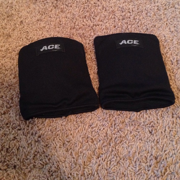 ACE knee pads NEW! Only worn once.