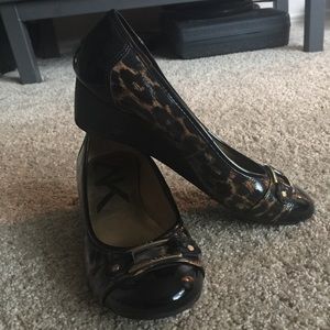 Anne Klein animal print flat wedge Sz 8