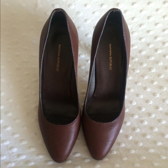 Banana Republic 100% Genuine leather pumps