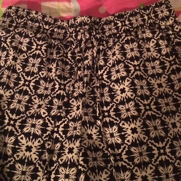 Cute black & white jogger pants - Picture 2 of 3