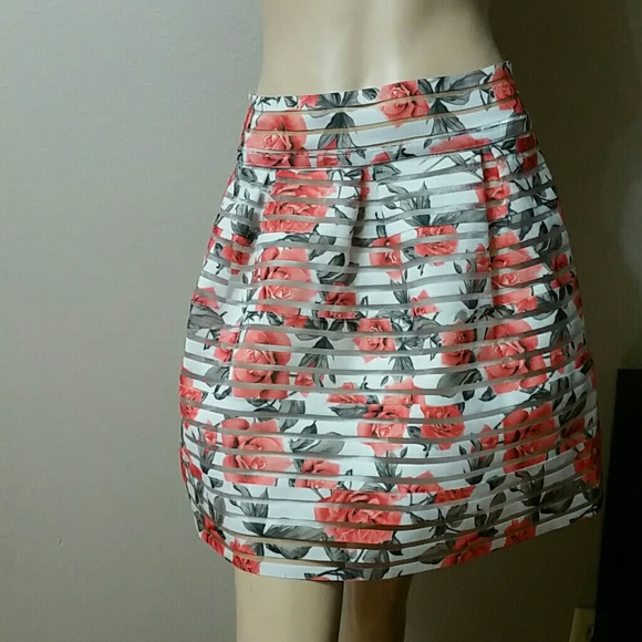 Winwin Apparel Dresses & Skirts - NWOT White and Coral Flower Skirt