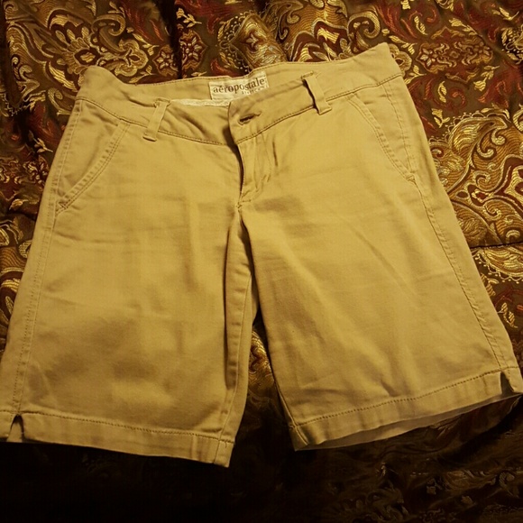 Khaki bermudas