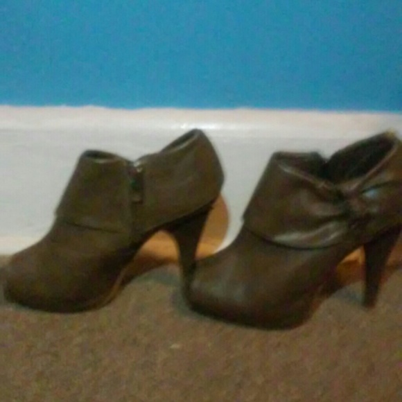 Heels - Picture 2 of 4