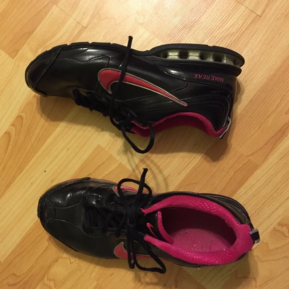 Women's Nike tennis shoe