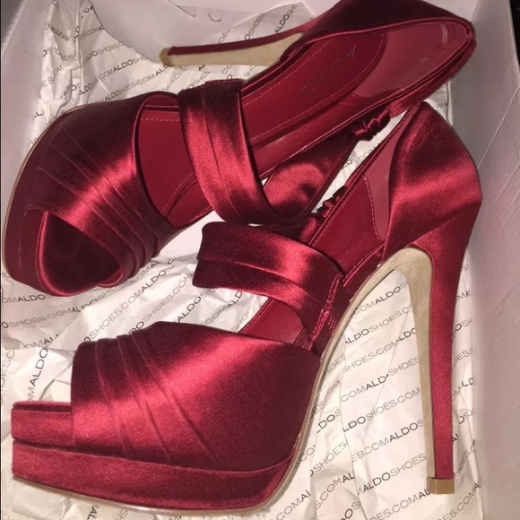 Aldo Labrie (red).  7 1/2 BNIB 38