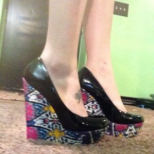 Steve Madden Black and Multicolor Wedges