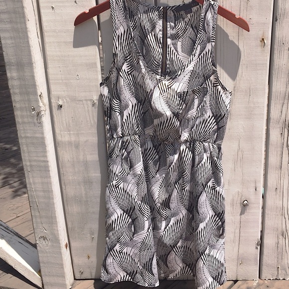 Patterned Dress with Pockets - Picture 2 of 3