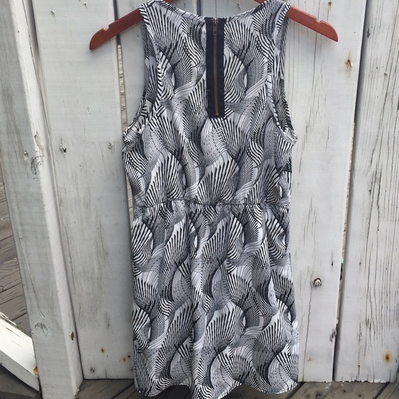 Patterned Dress with Pockets - Picture 3 of 3