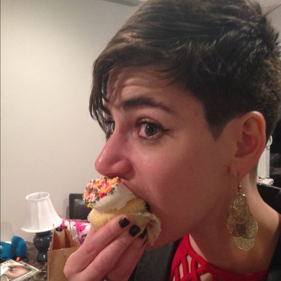 Meet your Posher, Caitlin - Picture 3 of 4