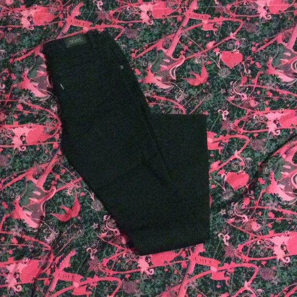Black Levi jeans ( skinny fitted ) never worn