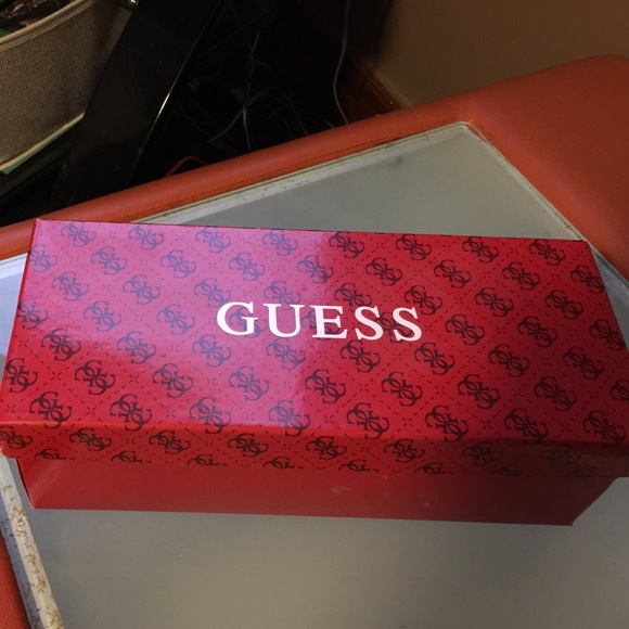 Guess flats