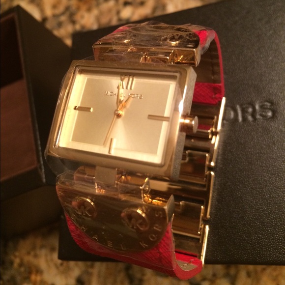 🌟SOLD🌟MK2368 Gold Magenta Leather Band Watch - Picture 2 of 4