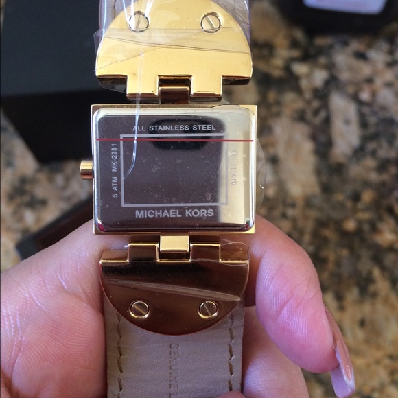 🌟SOLD🌟MK2368 Gold Magenta Leather Band Watch - Picture 4 of 4