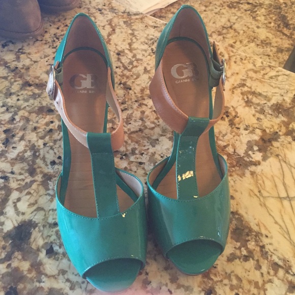 💢SOLD💢Heels - Picture 2 of 3