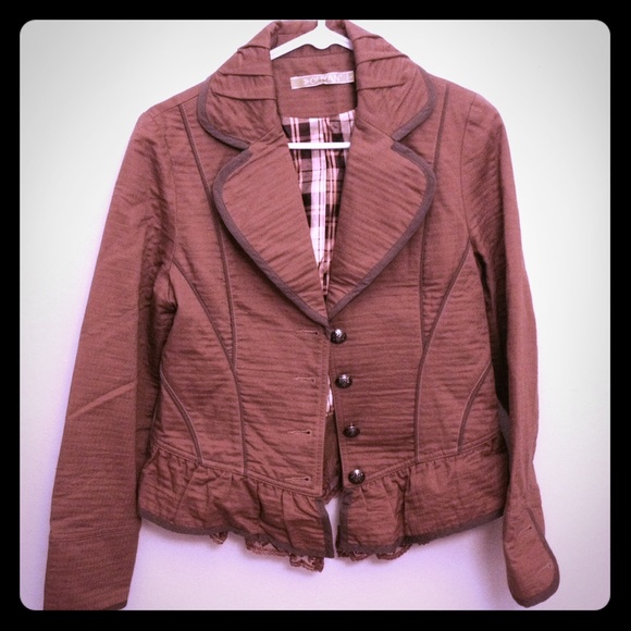 Vintage chic blazer with lace bottom design